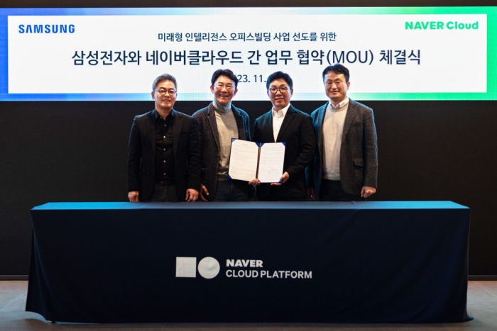 Samsung　Electronics　Vice　President　Kim　Ji　Hoon　(from　left),　Samsung　Electronics　Vice　President　Kang　Bong-gu,　Naver　Cloud　CEO　Kim　Yoo-won　and　Naver　Cloud　Executive　Director　Han　Sangyoung　sign　a　memorandum　of　understanding　for　smart　building　business　cooperation　(Courtesy　of　Samsung)