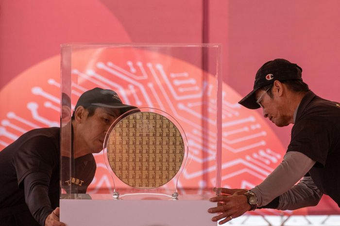 A　chip　wafer　displayed　at　a　ceremony　at　Taiwan　Semiconductor　Manufacturing　Co. PHOTO: LAM　YIK　FEI/BLOOMBERG　NEWS