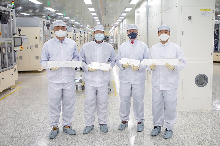 Georgia　State　Governor　Brian　Kemp　(second　from　left)　visits　SK　On's　EV　battery　plant　in　Commerce　City,　Jackson　County　in　April　2021　(Courtesy　of　SKBA)