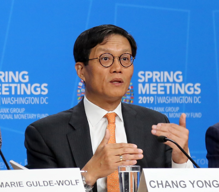 BOK　Gov.　Rhee　previously　served　as　the　director　of　the　IMF's　Asia　and　Pacific　Department