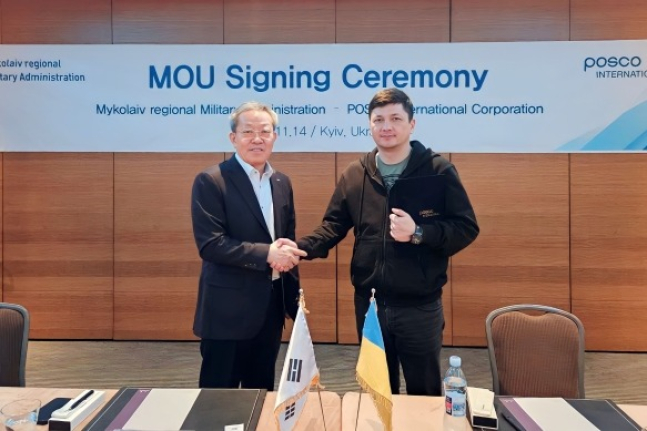 Jeong　Tak,　POSCO　International's　Vice　Chairman　(left)　and　Vitalii　Kim,　Governor　of　Mykolaiv　in　Ukraine 