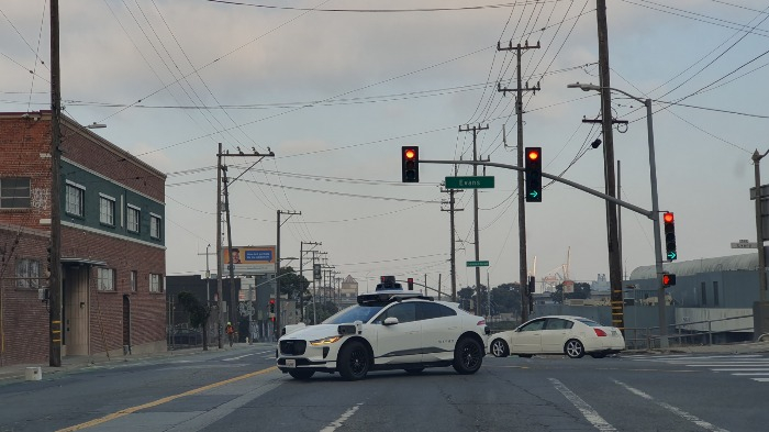 Waymo's　robot　taxi　in　pilot　operation　in　Phoenix,　Arizona