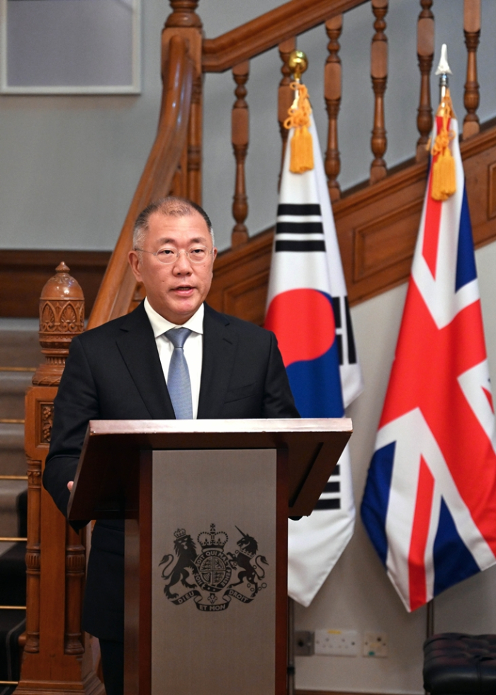 Chung　speaks　at　the　British　Embassy　in　Seoul　after　wining　the　CBE　medal