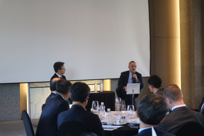 Howard Marks (right) speaks at an investors' meeting, moderated by Teachers' Pension former CIO Lee Kyu-hong (left), in Seoul on Nov. 10