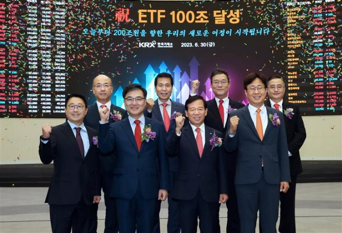 S.Korea's　ETF　market　reached　100　trillion　won　(　billion)　in　net　asset　value　in　June　2023.　Samsung　Asset's　CEO　Seo　Bong-kyun　is　at　the　far　left 