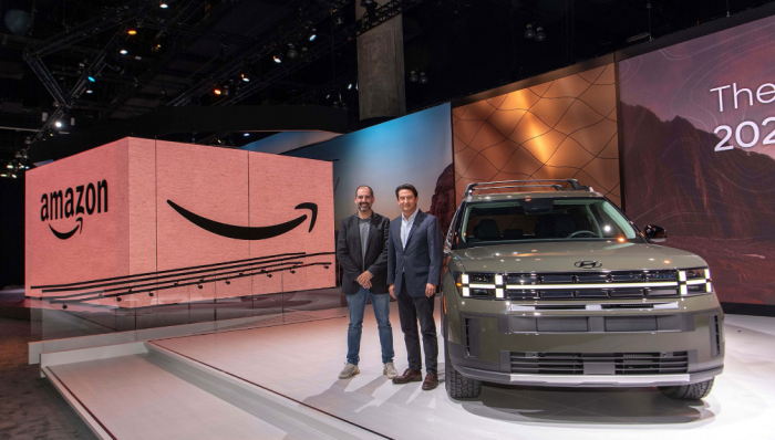 Marty　Mallick　(left),　Amazon’s　vice　president　for　Worldwide　Business　and　Corporate　Development,　and　José　Muñoz,　Hyundai’s　president　and　global　COO,　pose　next　to　the　Hyundai　All-New　Santa　Fe　after　announcing　a　partnership　between　the　two　companies　at　the　Los　Angeles　Auto　Show　on　Nov.　16,　2023　(Courtesy　of　Hyundai)