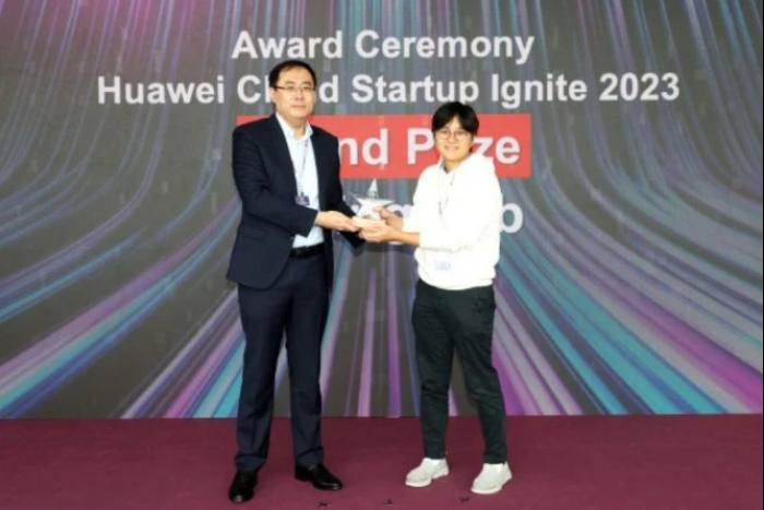 Kim　Jae-Yoon,　co-CEO　of　Bering　Lab　(right)　and　Jason　Zhang,　managing　director　of　Huawei　Cloud　Hong　Kong　(Courtesy　of　Huawei)