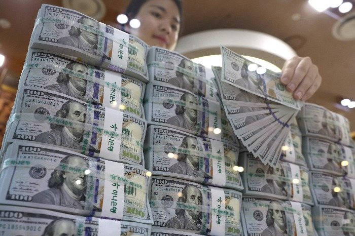Bundles　of　US　dollar　notes　at　Korea's　Hana　Bank　(Courtesy　of　Yonhap　News) 