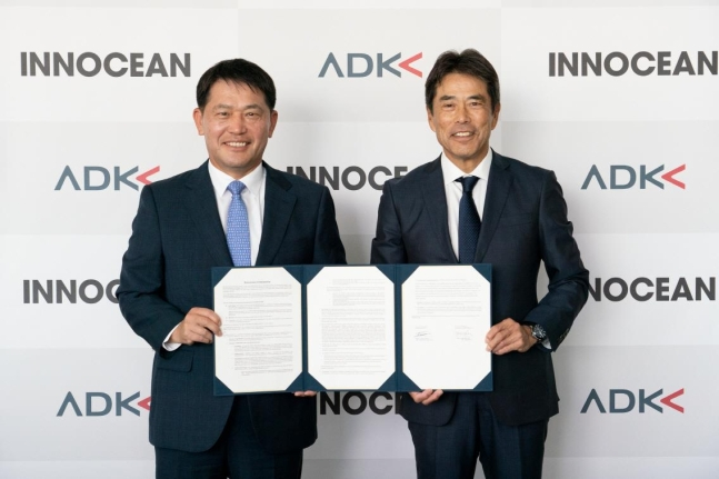 Lee Yong-woo, CEO of Innocean (left) and Toshiya Oyama, CEO of ADK