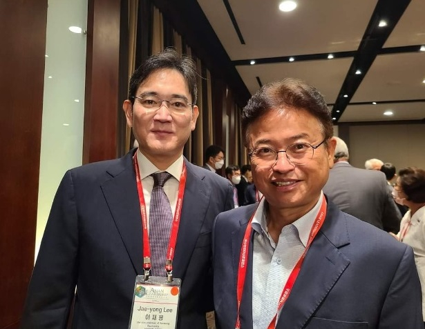 Samsung Chairman Lee (left) crisscrosses the globe to promote Korea's bid for World Expo 2030