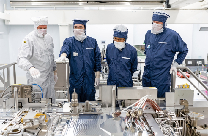 Lee (second from left) visits ASML in 2022