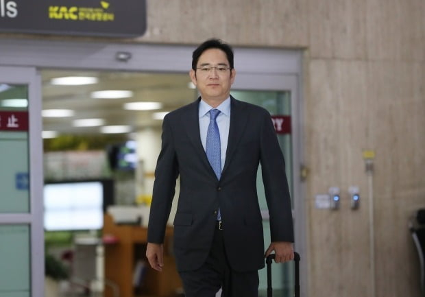Samsung's Lee leaves for London