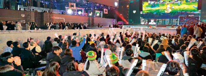 Fans　of　League　of　Legends　gather　to　watch　the　final　match　of　the　2023　League　of　Legends　World　Championship　at　Gwanghwamun　Square　in　Seoul　on　Nov.　19,　2023　(By　Byoung-Eon　Kim)