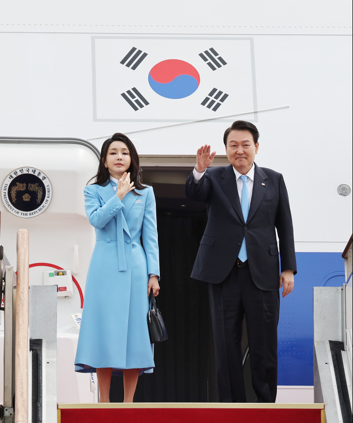 President　Yoon　Suk　Yeol　(right),　First　Lady　Kim　Keon　Hee