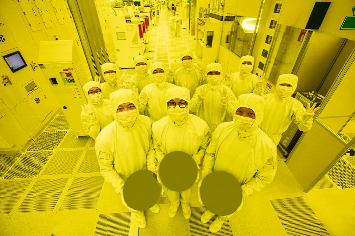Employees at Samsung Foundry Business and Semiconductor R&D Center pose for a photo, celebrating Samsung's first-ever production of the 3-nm process with GAA architecture (Courtesy of Samsung Electronics)