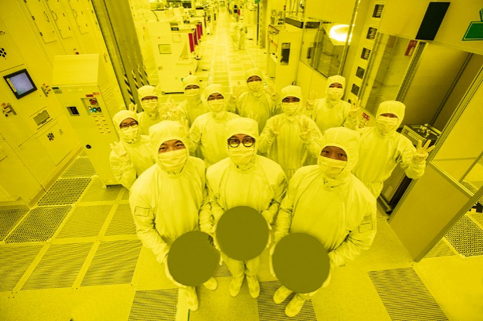 Employees at Samsung Foundry Business and Semiconductor R&D Center pose for a photo, celebrating Samsung's first-ever production of the 3 nm process with GAA architecture (Courtesy of Samsung Electronics)