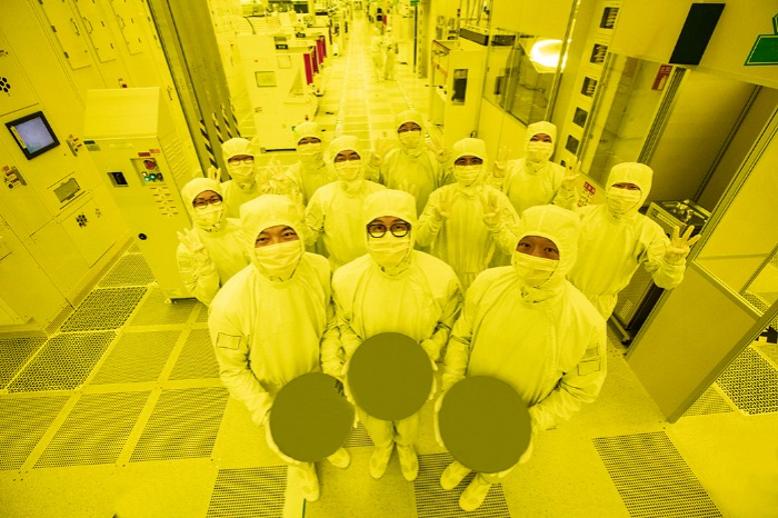 Employees　at　Samsung　Foundry　Business　and　Semiconductor　R&D　Center　pose　for　a　photo,　celebrating　Samsung's　first-ever　production　of　the　3　nm　process　with　GAA　architecture　(Courtesy　of　Samsung　Electronics)