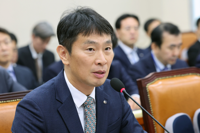 Lee　Bok-hyun,　governor　of　the　Financial　Supervisory　Service