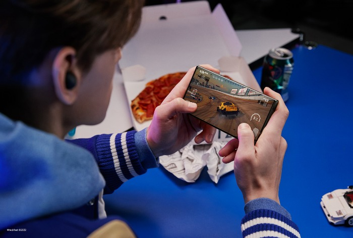 A smartphone user plays a game with a Galaxy S23 Ultra