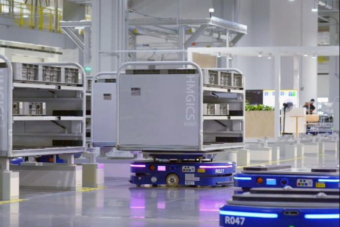Automated guided vehicles carrying parts between cells at HMGICS (Courtesy of Hyundai Motor Group)