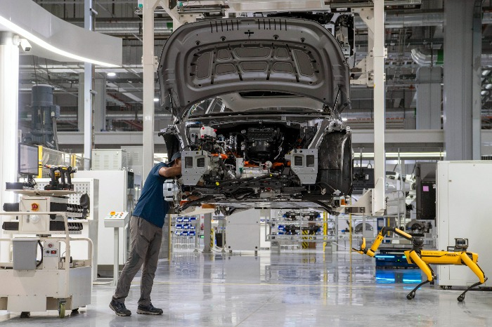 A　floor　worker　and　Spot　work　together　in　a　cell　at　HMGICS　(Courtesy　of　Hyundai　Motor　Group)