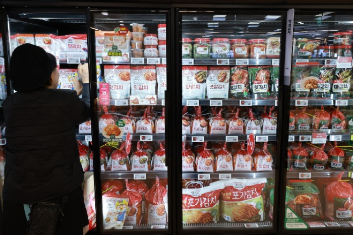 Packaged　kimchi　products　in　a　store　fridge　(Courtesy　of　Yonhap)