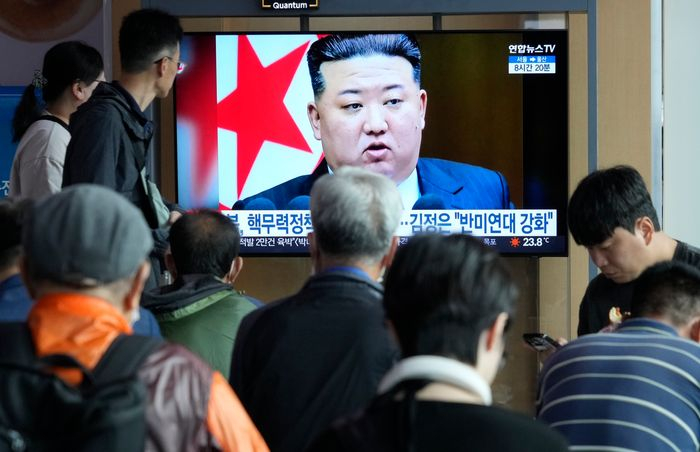 North　Korean　leader　Kim　Jong　Un’s　image　appeared　on　television　screen　in　Seoul　in　September. PHOTO: AHN　YOUNG-JOON/ASSOCIATED　PRESS