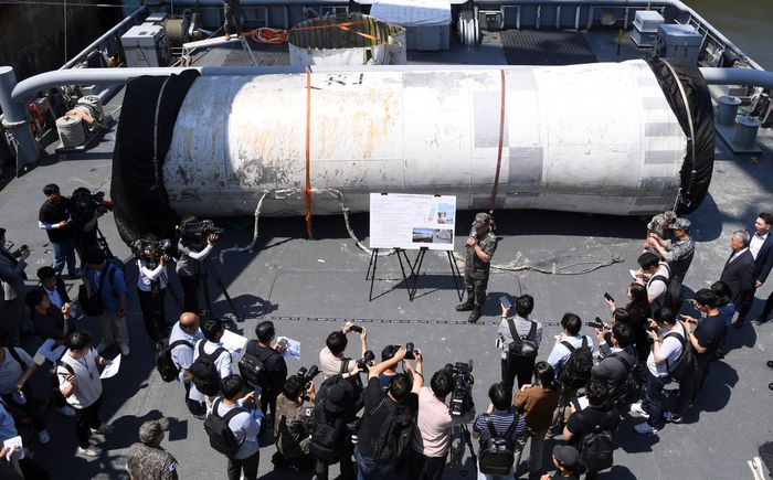 Objects　salvaged　from　the　sea　following　a　failed　North　Korean　launch　were　displayed　in　South　Korea　in　June. PHOTO: YONHAP/ASSOCIATED　PRESS