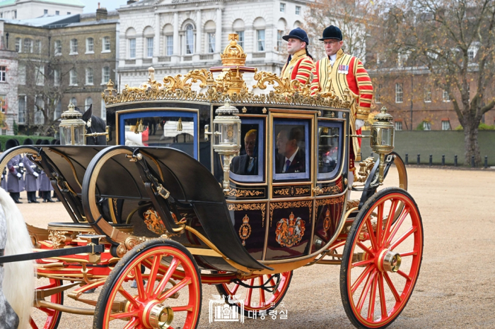 South　Korean　President　Yoon　Suk　Yeol　(right)　and　King　Charles　ride　in　a　carriage　procession　to　Buckingham　Palace