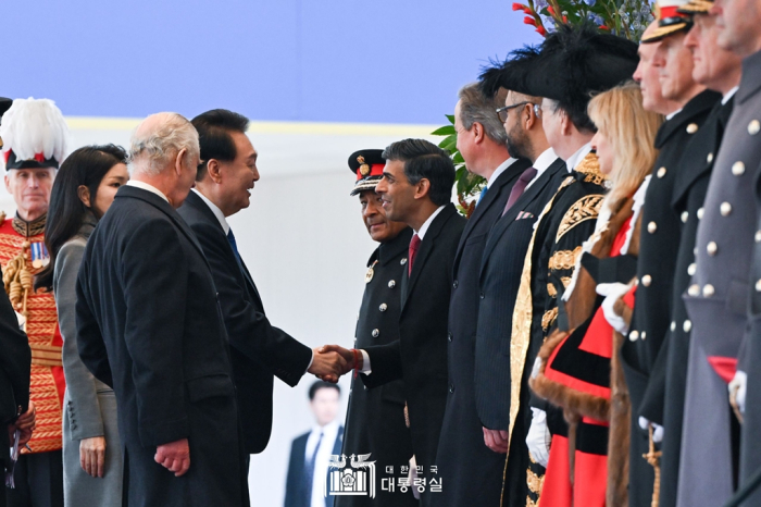Yoon　Suk　Yeol　(left)　shakes　hands　with　British　Prime　Minister　Rishi　Sunak　during　his　state　visit　to　the　UK