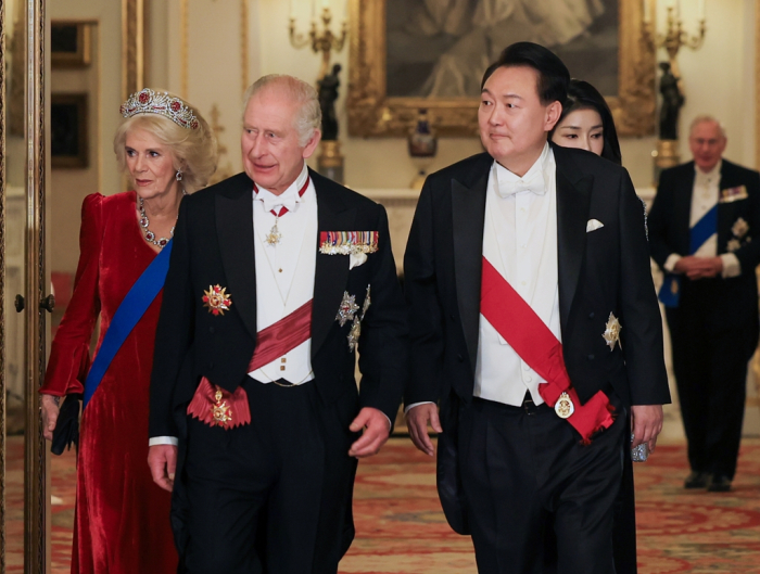 President　Yoon　Suk　Yeol　(right)　and　King　Charles　walk　into　a　dinner　place　at　Buckingham　Palace