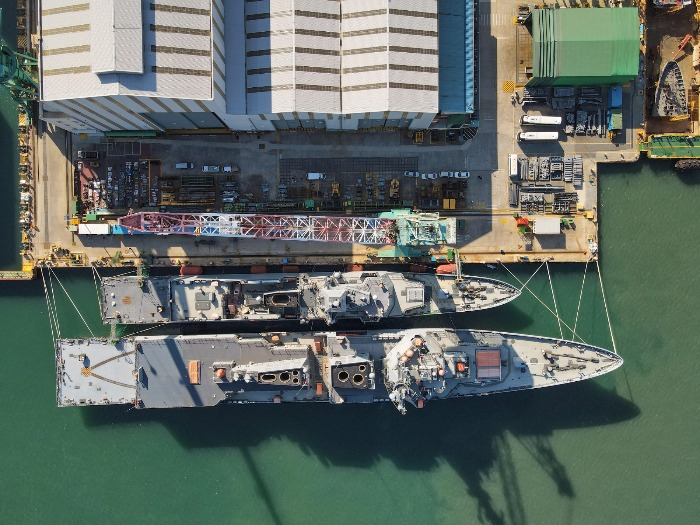 A　bird's　eye　view　of　Aegis　destroyer　Jeongjo　the　Great　and　its　frigate　Chungnam