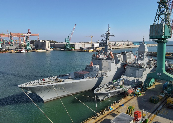 The　side　view　of　Aegis　destroyer　Jeongjo　the　Great　and　its　frigate　Chungnam