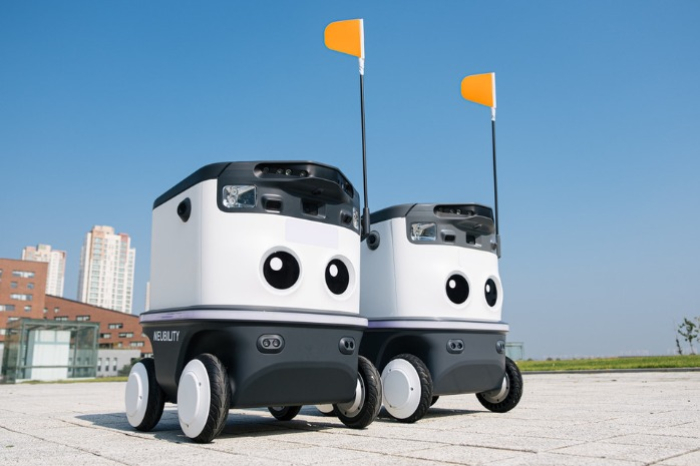 Two　of　Neubility's　mobility　robots,　called　Neubie　(Courtesy　of　Neubility)
