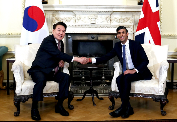 South　Korean　President　Yoon　Suk　Yeol　(left)　shakes　hands　with　British　Prime　Minister　Rishi　Sunak　during　their　summit　meeting　at　10　Downing　Street　in　London