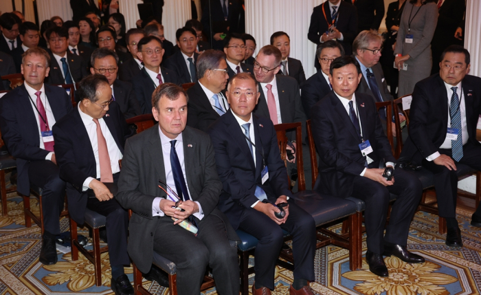 Hyundai　Motor　Chairman　Chung　Euisun　(second　from　left,　front　row)　and　Lotte　Chairman　Shin　Dong-bin　(third)　at　a　Korea-UK　business　forum