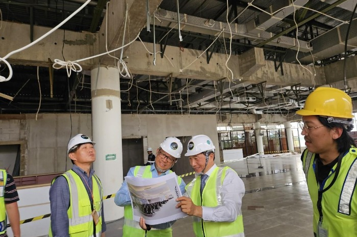 IIAC CEO Lee Hak-jae (second to right) inspects the construction site of Hang Nadim International Airport on Nov. 22 (Courtesy of Yonhap News)