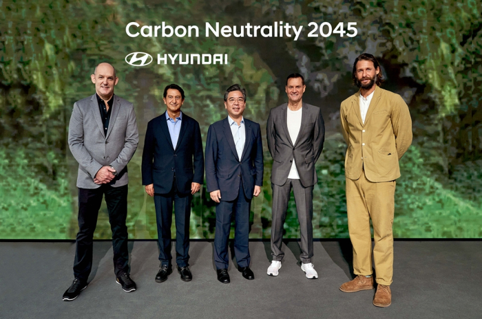 Hyundai　Motor　CEO　Chang　Jae-hoon　(center)　unveils　the　company's　carbon　neutrality　vision　at　IAA　in　2022