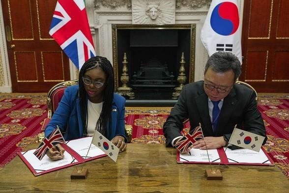 UK Secretary of State for Business and Trade Kemi Badenoch (left), Shinhan Bank CEO Jung Sang-hyuk sign a memorandum of understanding at Mansion House on Nov. 22 (Courtesy of Shinhan)