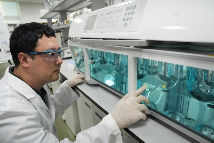 A　researcher　at　Lotte　Fine　Chemical's　R&D　center　in　Seoul　(Courtesy　of　Lotte　Fine　Chemical) 