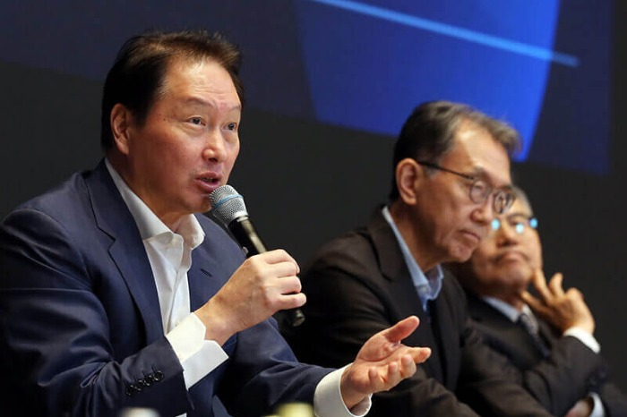 SK　Group　Chairman　Chey　Tae-won　(on　left)　speaks　at　SK　Directors'　Summit　2023　on　Oct.　31,　2023　(Courtesy　of　SK)