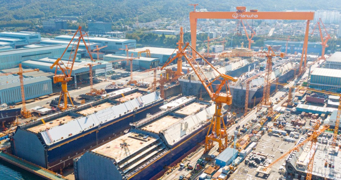 Hanwha　Ocean　is　building　four　liquefied　natural　gas　carriers　at　one　dock　in　South　Korea　(File　photo,　courtesy　of　Hanwha　Ocean)