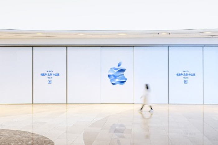 The barricades on the exterior of Apple Hanam (Courtesy of Apple)