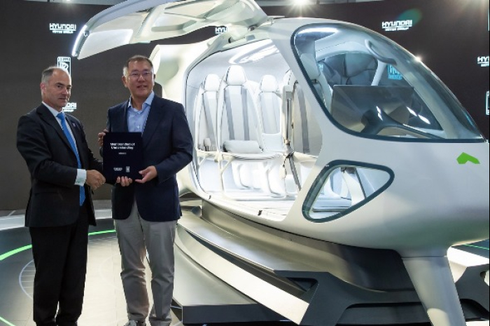 Hyundai　Motor　Group　Executive　Chairman　Chung　Euisun,　on　right　(Courtesy　of　Hyundai　Motor)