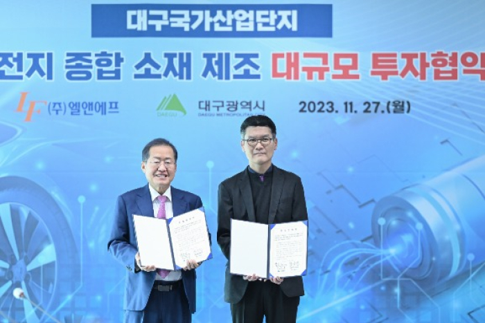 L&F　CEO　Choi　Su-an　(on　right)　holds　an　investment　agreement　with　the　Daegu　Metropolitan　Government　for　a　photo　(Courtesy　of　L&F) 