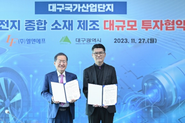L&F CEO Choi Su-an (on right) holds an investment agreement with the Daegu Metropolitan Government for a photo (Courtesy of L&F)