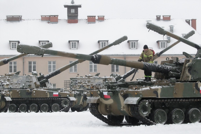 A man inspects the South Korean K9 self-propelled howitzers for Polish Army soldiers on display at the base of the 11th Mazurian Artillery Regiment in Wegorzewo, northern Poland, on Dec. 12, 2022 (File photo, courtesy of EPA, Yonhap)