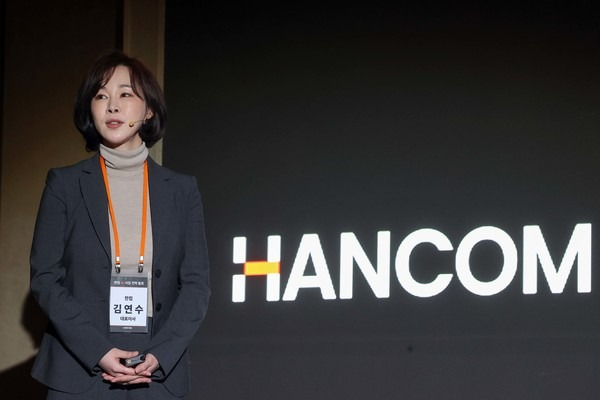 Hancom　CEO　Kim　Yeon-su　during　an　AI　business　strategy　presentation　on　Nov.　28　(Courtesy　of　Hancom)