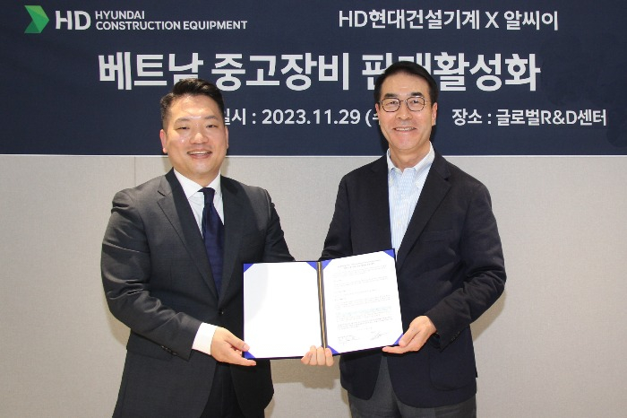 HD　Hyundai　Construction　Equipment　CEO　Choi　Cheol-gon　(on　right)　and　RCE　CEO　Han　Ho-jin　pose　for　a　photo　after　signing　the　HD　Hyundai　Construction-RCE　agreement　on　Nov.　29,　2023.　(Courtesy　of　HD　Hyundai　XiteSolution)