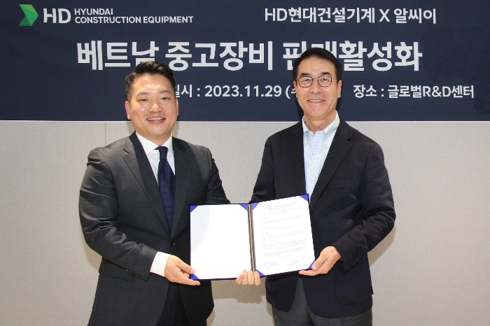 HD Hyundai Construction Equipment CEO Choi Cheol-gon (on right) and RCE CEO Han Ho-jin pose for a photo after signing the HD Hyundai Construction-RCE agreement on Nov. 29, 2023. (Courtesy of HD Hyundai XiteSolution)
